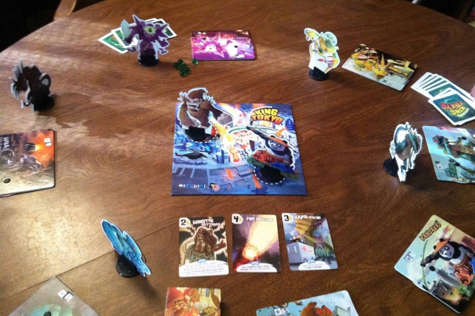 King of Tokyo Review King Of The Hill in een leuk jasje